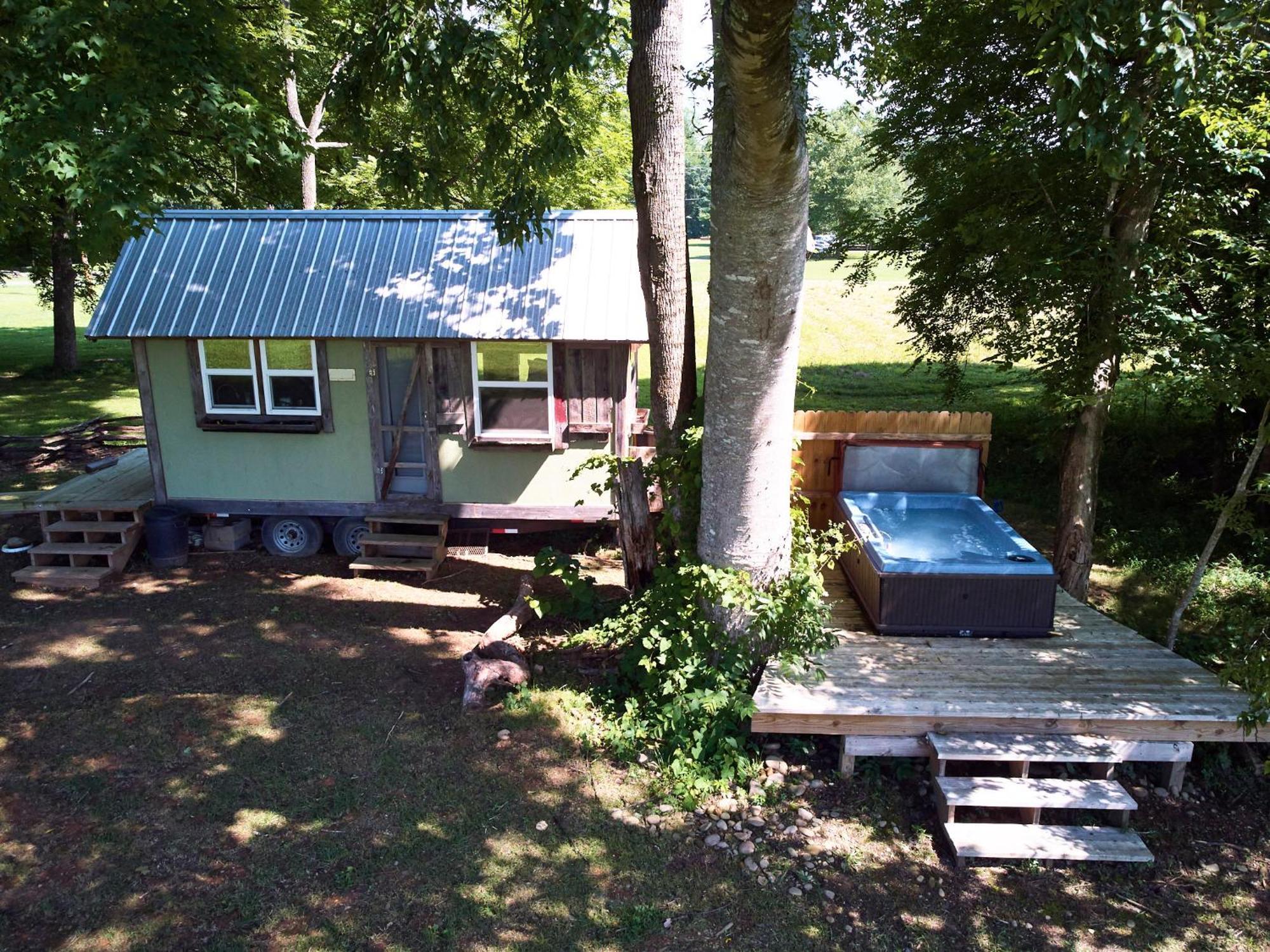 Creekwalk Inn Bed And Breakfast With Cabins Cosby Ngoại thất bức ảnh